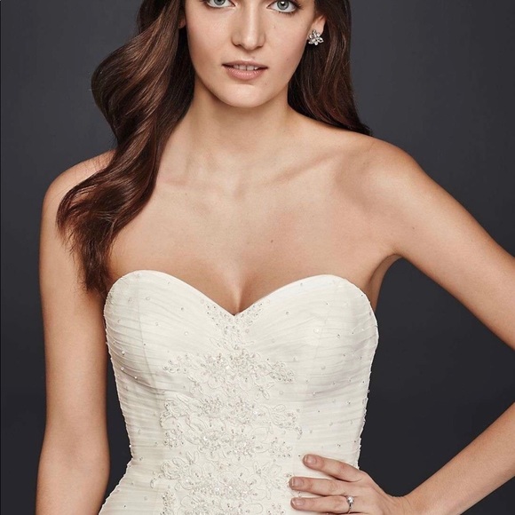 Never worn wedding dress - Picture 2 of 3